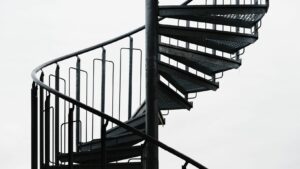 How a Spiral Staircase Builder Solves Challenges in Tight or Unusual Floorplans